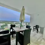 Pristine, Cozy, Next To Beach With Everything U Need